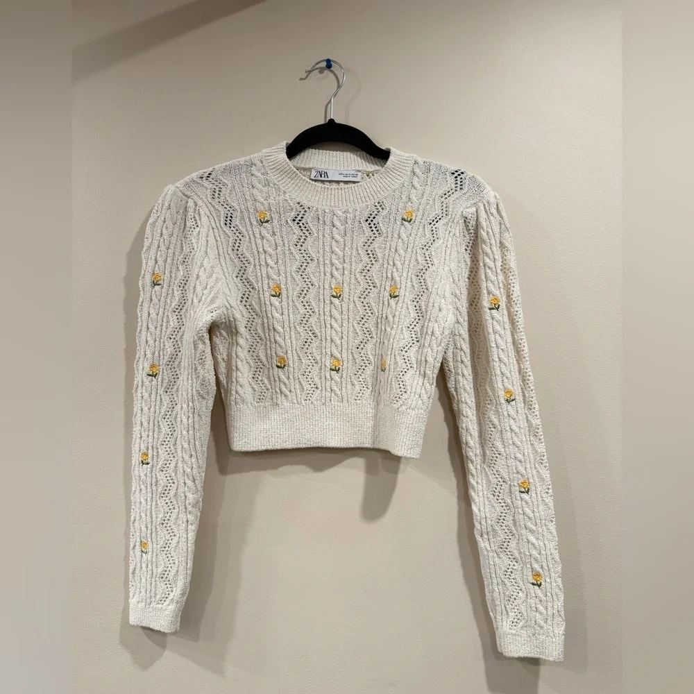 🔥Zara White Cropped Sweater with Yellow Floral Accents🔥